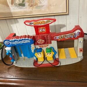 HASBRO TOY: lil’ chucks talking truck stop, car wash & tune up
Station (2000)